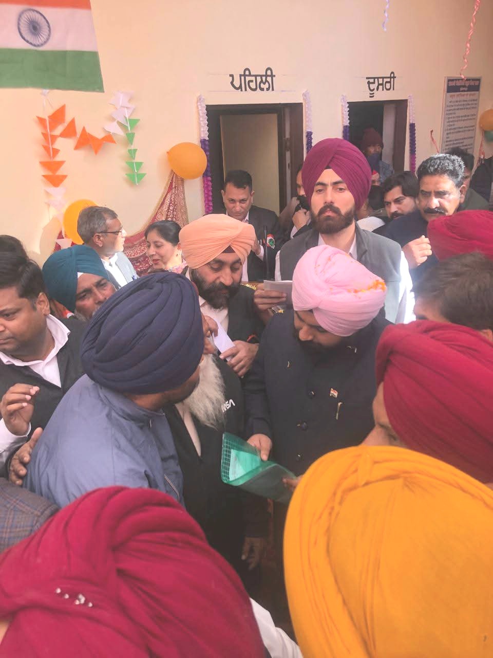 पावरकॉम के आउटसोर्सिंग ठेका कर्मियों ने अपनी मांगों को लेकर शिक्षा मंत्री हरजोत बैंस को ज्ञापन सौंपा
